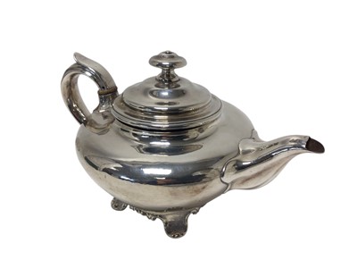 Lot 416 - Regency silver teapot