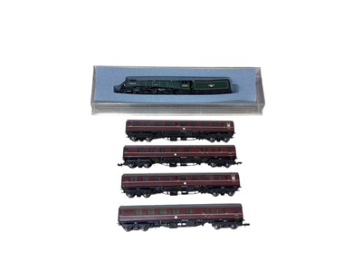 Lot 1798 - Grafar N GaugeBR lined green 4-6-2 Class A4 Silver Fox tender locomotive 60017 with four BR maroon coaches, loose (5)
