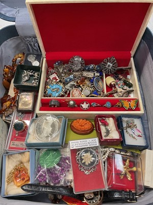 Lot 996 - Group of vintage costume jewellery including Victorian 15ct gold hardstone rotating fob, silver vesta case, other silver jewellery and bijouterie