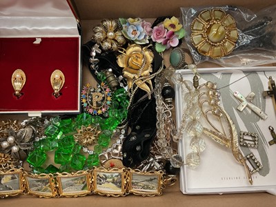 Lot 1006 - Group of vintage costume jewellery