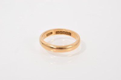 Lot 676 - 18ct gold wedding ring