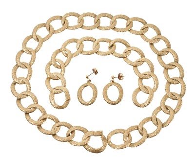 Lot 650 - 1980s 9ct gold large textured curb link necklace, 46.5cm, matching bracelet, 21cm and pair of earrings, 3.5cm drop (Birmingham 1987)