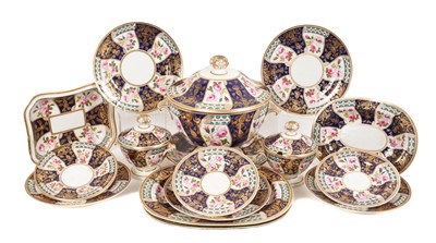 Lot 303 - A fine quality Royal Crown Derby Rose pattern dinner service, circa 1815-20