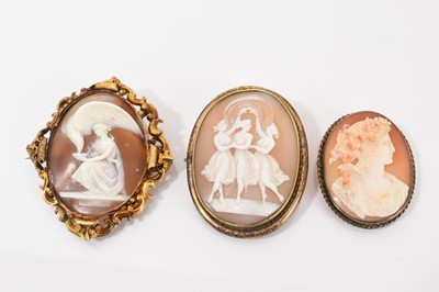 Lot 627 - Three cameo brooches