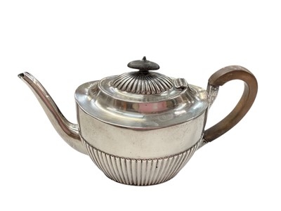 Lot 1040 - Victorian silver teapot (London 1898)