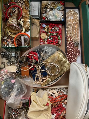 Lot 1028 - Quantity of vintage costume jewellery, compacts and other bijouterie