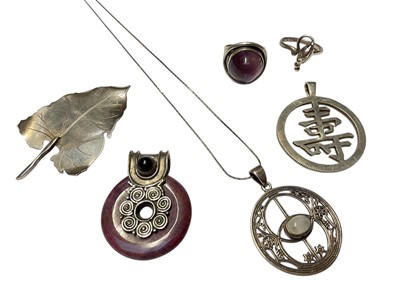Lot 25 - Collection of silver and white metal jewellery to include Danish silver and purple cabochon ring, Danish silver leaf brooch etc