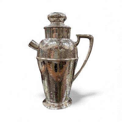 Lot 134 - Stylish American Art Deco silver plated cocktail shaker with all over hammered decoration