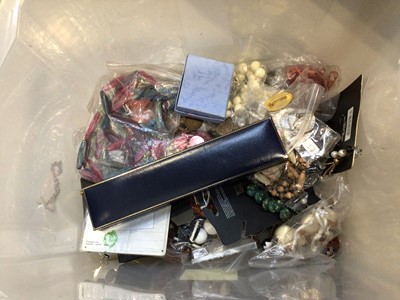 Lot 5143 - Group of costume jewellery