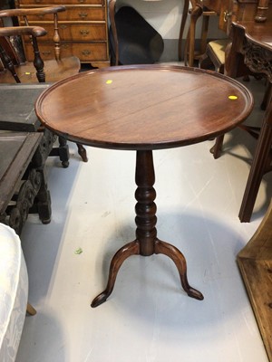 Lot 5323 - Georgian wine table measuring approximately 70cm tall