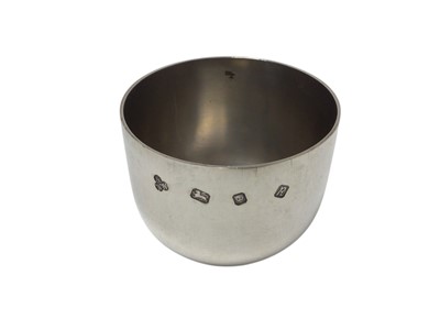 Lot 475 - Contemporary silver tumbler cup, (London 1991), maker Wakely & Wheeler, 5cm in overall height, all at 3ozs.