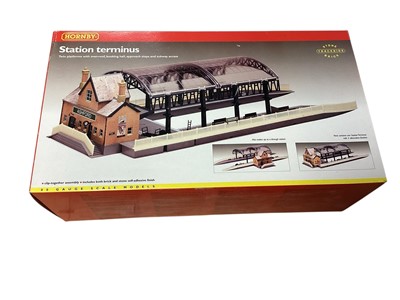Lot 1895 - Hornby OO Gauge Station Terminus, R8009 & Bachmann Scenecraft Drive Through Restaurant 44-102 and Market Hampton Hall 44-005, all boxed (3)