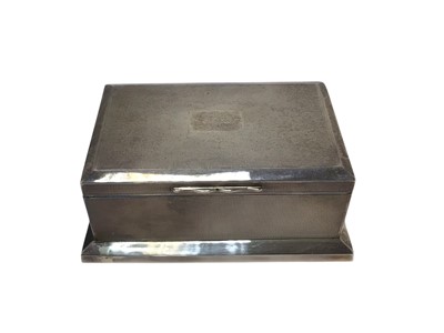 Lot 509 - Art Deco silver cigarette box with engine turned decoration