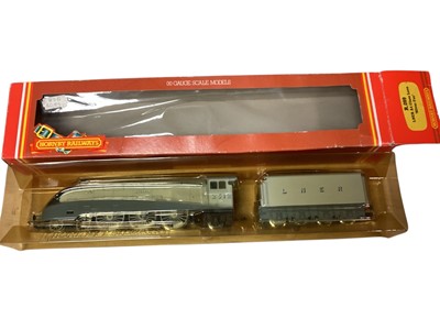 Lot 1899 - Hornby OO Gauge LNER silver 4-6-2 Class A4 "Silver Fox" tender locomotive 2512, boxed R099 and three loose teak LNER coaches (4)