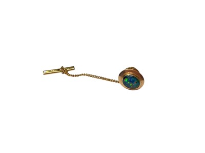 Lot 113 - 9ct gold mounted opal doublet tie pin
