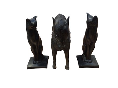 Lot 5006 - Bronze metal horse together with a pair of bronzed cat bookends.