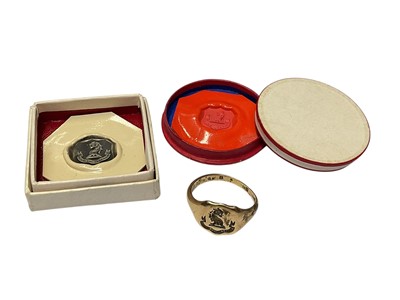 Lot 276 - Gold signet ring with engraved crest and two wax impressions