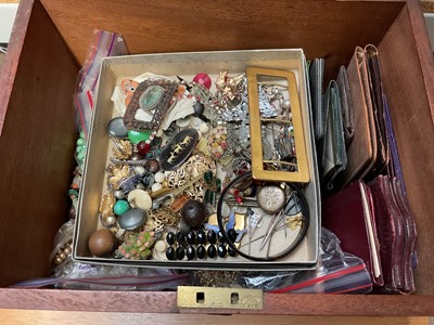 Lot 262 - Wooden work box containing vintage costume jewellery and bijouterie