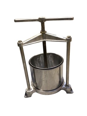 Lot 5167 - Apple crusher and apple press