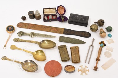 Lot 779 - Assorted works of art