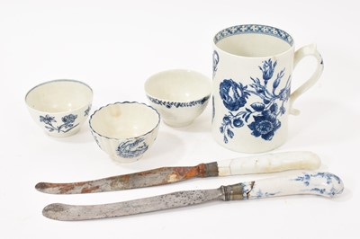 Lot 21 - Lowestoft porcelain mug, three tea bowls and two porcelain handled knives, probably Lowestoft or Bow