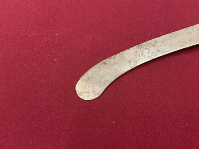 Lot 21 - Lowestoft porcelain mug, three tea bowls and two porcelain handled knives, probably Lowestoft or Bow