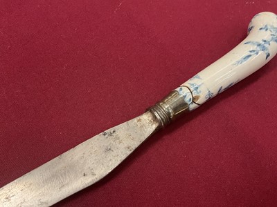 Lot 21 - Lowestoft porcelain mug, three tea bowls and two porcelain handled knives, probably Lowestoft or Bow
