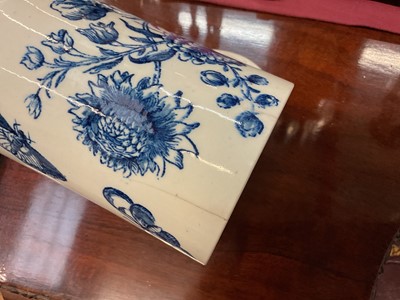 Lot 21 - Lowestoft porcelain mug, three tea bowls and two porcelain handled knives, probably Lowestoft or Bow