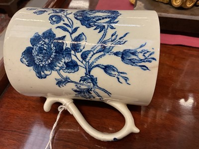 Lot 21 - Lowestoft porcelain mug, three tea bowls and two porcelain handled knives, probably Lowestoft or Bow