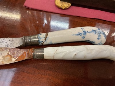 Lot 21 - Lowestoft porcelain mug, three tea bowls and two porcelain handled knives, probably Lowestoft or Bow