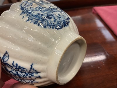 Lot 21 - Lowestoft porcelain mug, three tea bowls and two porcelain handled knives, probably Lowestoft or Bow