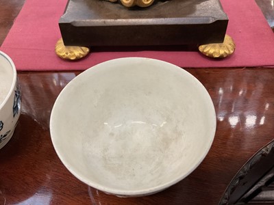 Lot 21 - Lowestoft porcelain mug, three tea bowls and two porcelain handled knives, probably Lowestoft or Bow