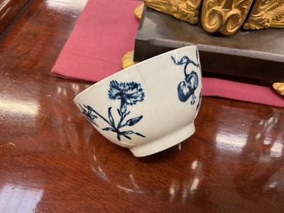Lot 21 - Lowestoft porcelain mug, three tea bowls and two porcelain handled knives, probably Lowestoft or Bow