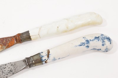 Lot 21 - Lowestoft porcelain mug, three tea bowls and two porcelain handled knives, probably Lowestoft or Bow