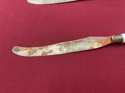 Lot 21 - Lowestoft porcelain mug, three tea bowls and two porcelain handled knives, probably Lowestoft or Bow