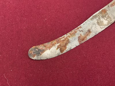 Lot 21 - Lowestoft porcelain mug, three tea bowls and two porcelain handled knives, probably Lowestoft or Bow