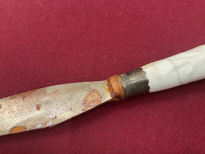 Lot 21 - Lowestoft porcelain mug, three tea bowls and two porcelain handled knives, probably Lowestoft or Bow