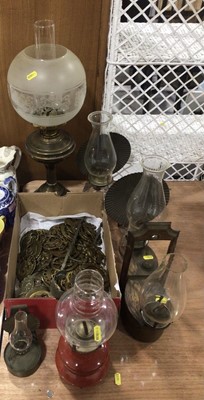 Lot 5008 - Group of oil lamps and horse brasses