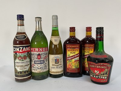 Lot 66 - Eleven mixed bottles to include Moët and Piper Heidsieck champagne, Myers's Rum, Cherry Brandy and others