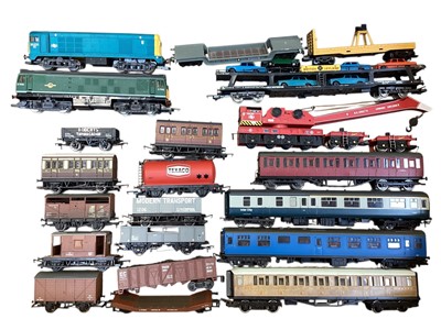 Lot 1963 - Hornby OO Gauge BR GreenClass 25 diesel locomotive D7596 and BR Blue Class 20 diesel locomotive 20 221, plus rolling stock and engine spare parts, all loose (1 box)