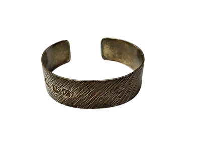 Lot 71 - Gerald Benney CBE RDI (1930-2008), contemporary silver torque cuff bangle with textured bark effect decoration (London 1995)