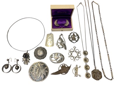 Lot 77 - Group of silver and white metal jewellery including Modernist abstract pendant on chain, earrings, Doskow sterling silver golf brooch, various other brooches, silver button necklace, white metal...