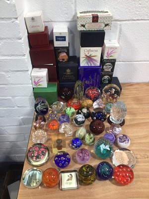 Lot 5107 - Group of paperweights mostly boxed