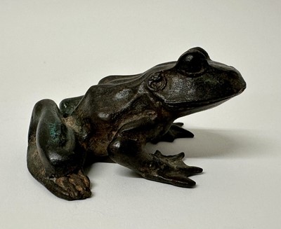 Lot 100 - Contemporary bronze sculpture of a frog, 4.5cm high, 8.5cm long