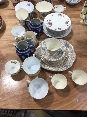 Lot 5017 - Group of porcelain to include Wedgewood, Heathcote and others