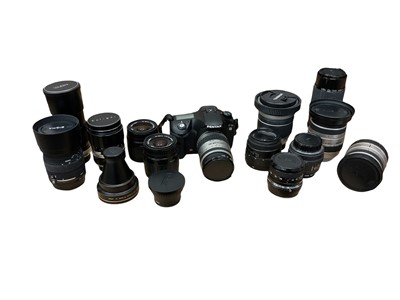 Lot 2863 - Group of assorted cameras, lenses, bags and accessories