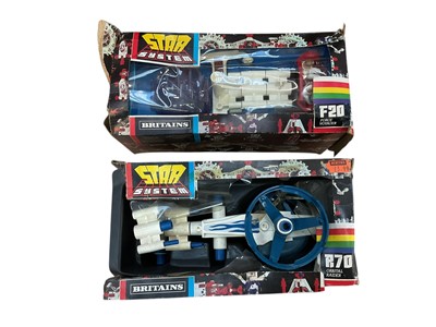 Lot 2071 - Britains Star System F20 Force Voyager No.9220 & R70 Orbital Raider No.9270, in window boxes (Poor) and space figures spares (1 box)