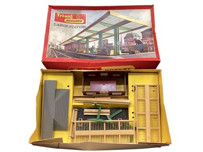 Lot 2080 - Tri-ang OO Gauge large station set, boxed R.459A, Platform Packs, boxed R.585 (x6), loose track & accessories (1 box)