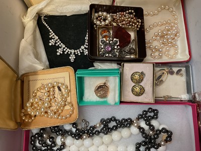 Lot 304 - Vintage simulated cherry amber beads, amber pendant, Edwardian yellow metal locket and vintage costume jewellery