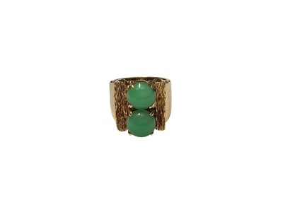 Lot 293 - Vintage yellow metal ring with two green jade/hardstone cahocohons
